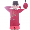 Кофту детскую красную с бабочкой в руке