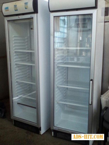 Холодильный шкаф б. у под стеклом.