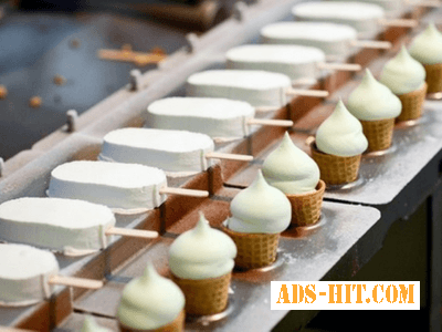 Працівники на завод з виготовлення морозива