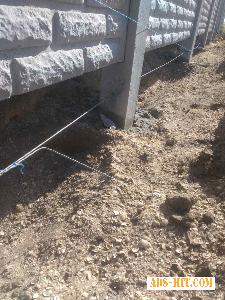 Заливка фундамента под забор. Фундамент под бетонный забор.