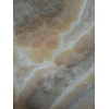 Оникс — это природный камень с плотными, способными пропускать свет зернами и волокнами карбоната кальция